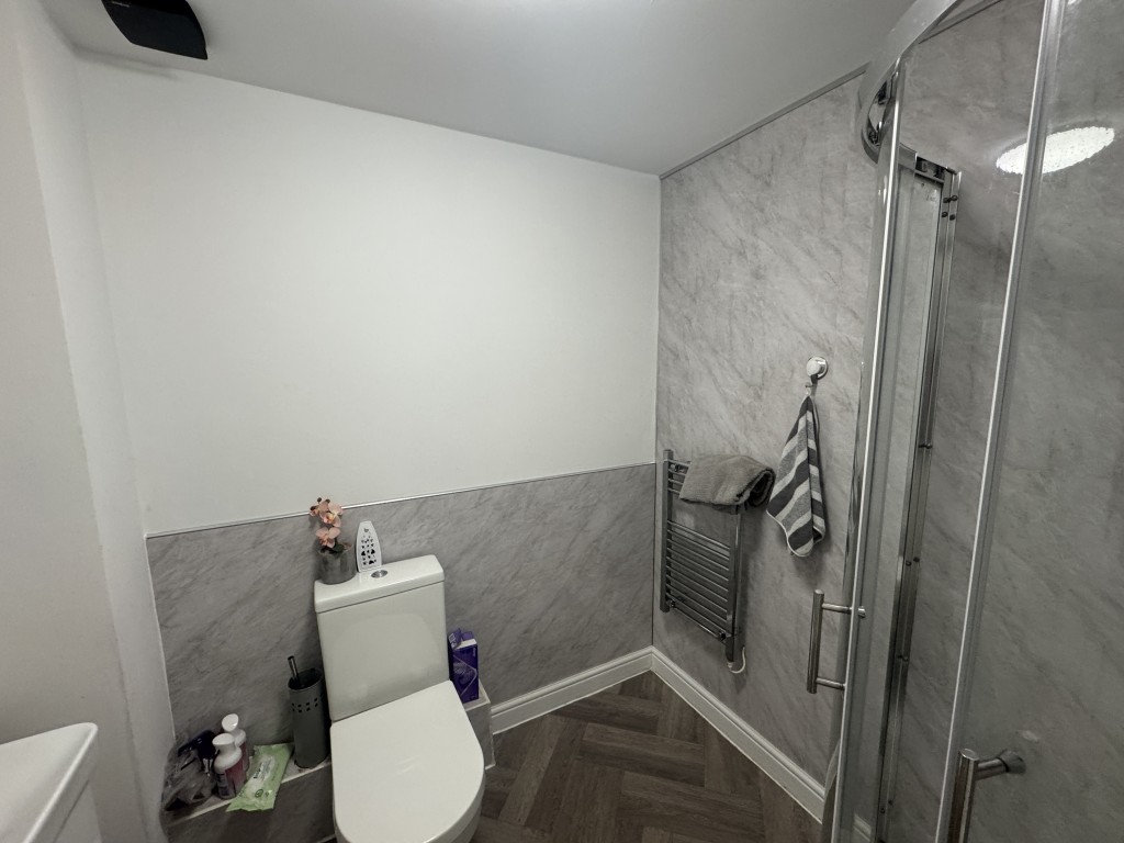 Lot: 63 - RESIDENTIAL INVESTMENT IN POPULAR LOCATION - Shower room